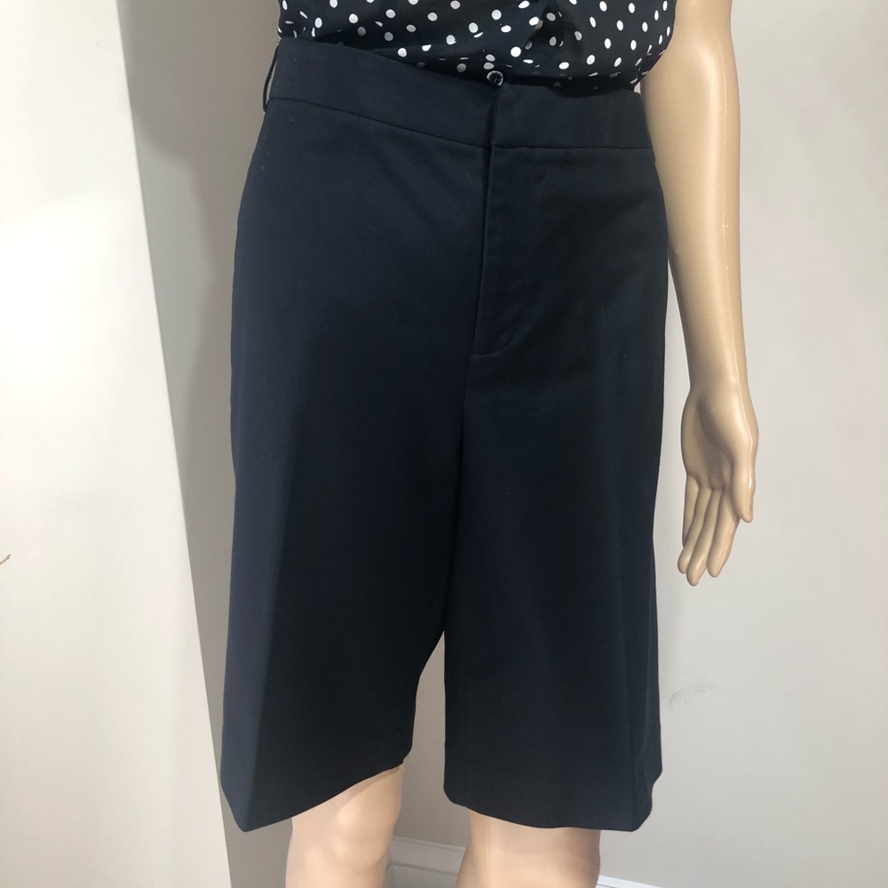 3/$20 🦋 Black mid rise Bermuda short Women’s 12